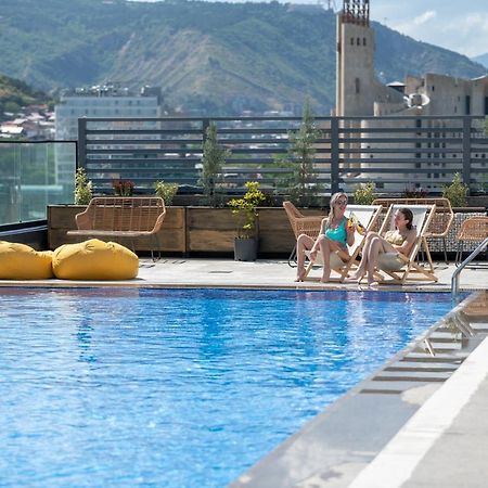 Royal Tulip Hotel & Casino, Tbilisi Bagian luar foto Rooftop pool