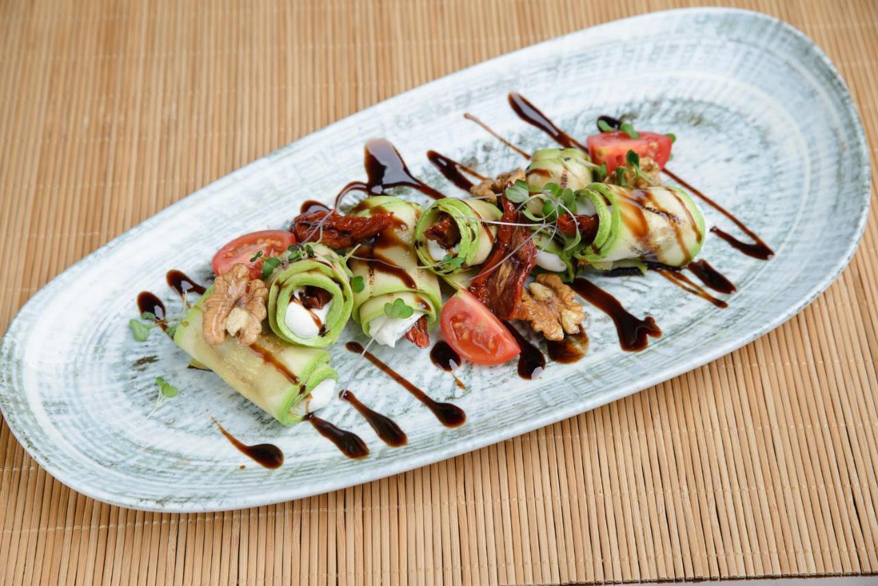 Royal Tulip Hotel & Casino, Tbilisi Bagian luar foto A salad with balsamic vinegar