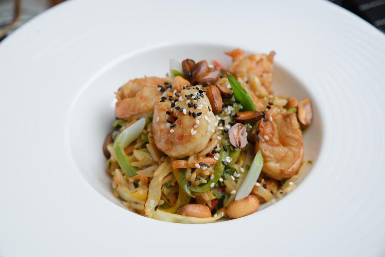 Royal Tulip Hotel & Casino, Tbilisi Bagian luar foto Shrimp chow mein