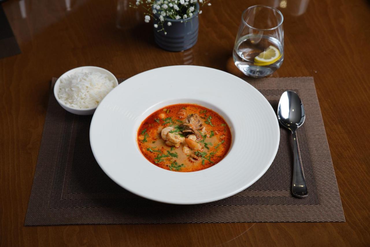 Royal Tulip Hotel & Casino, Tbilisi Bagian luar foto A bowl of tom yum soup