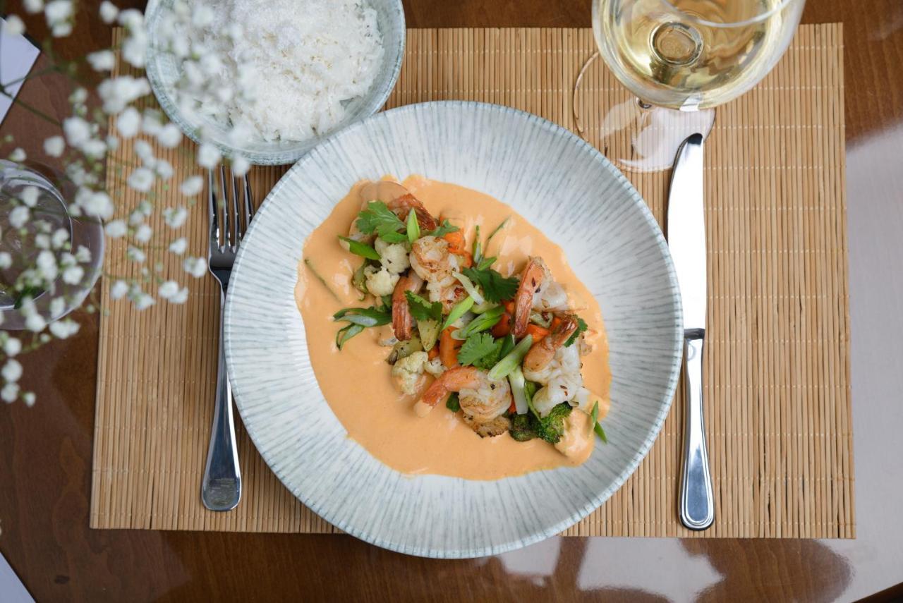 Royal Tulip Hotel & Casino, Tbilisi Bagian luar foto A plate of Thai seafood chowder