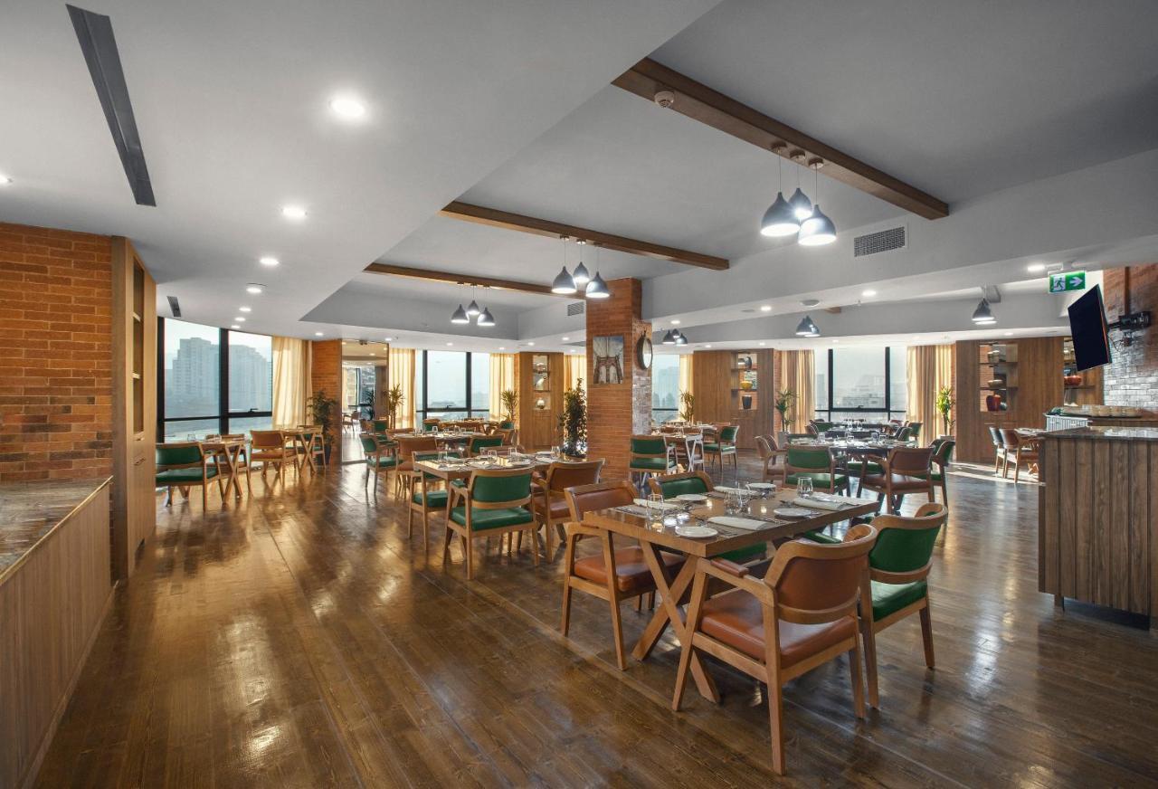 Royal Tulip Hotel & Casino, Tbilisi Bagian luar foto The restaurant at the 10th floor