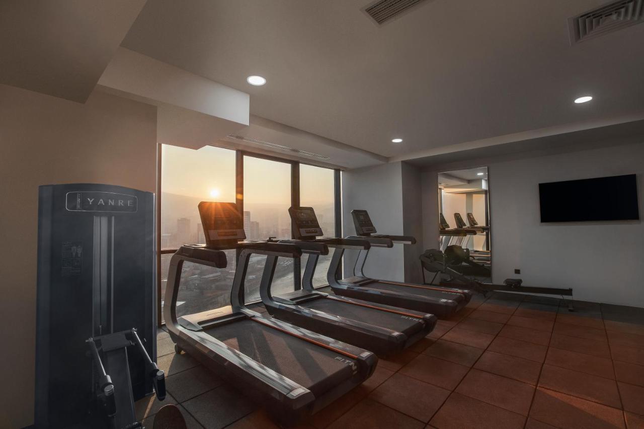 Royal Tulip Hotel & Casino, Tbilisi Bagian luar foto The gym at the hotel