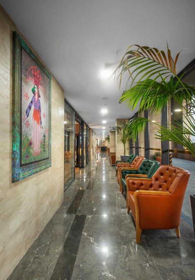 Royal Tulip Hotel & Casino, Tbilisi Bagian luar foto Lobby
