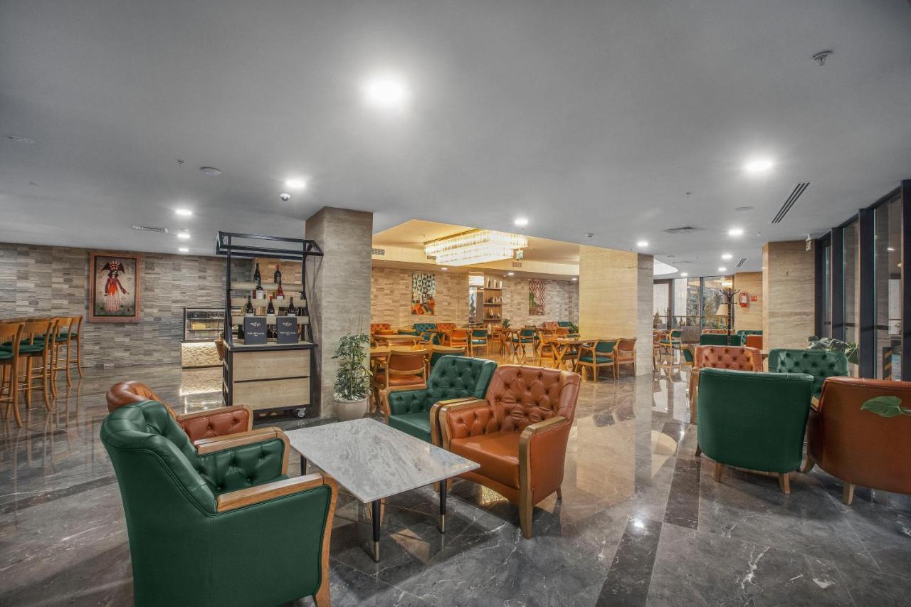 Royal Tulip Hotel & Casino, Tbilisi Bagian luar foto The lounge at the airport