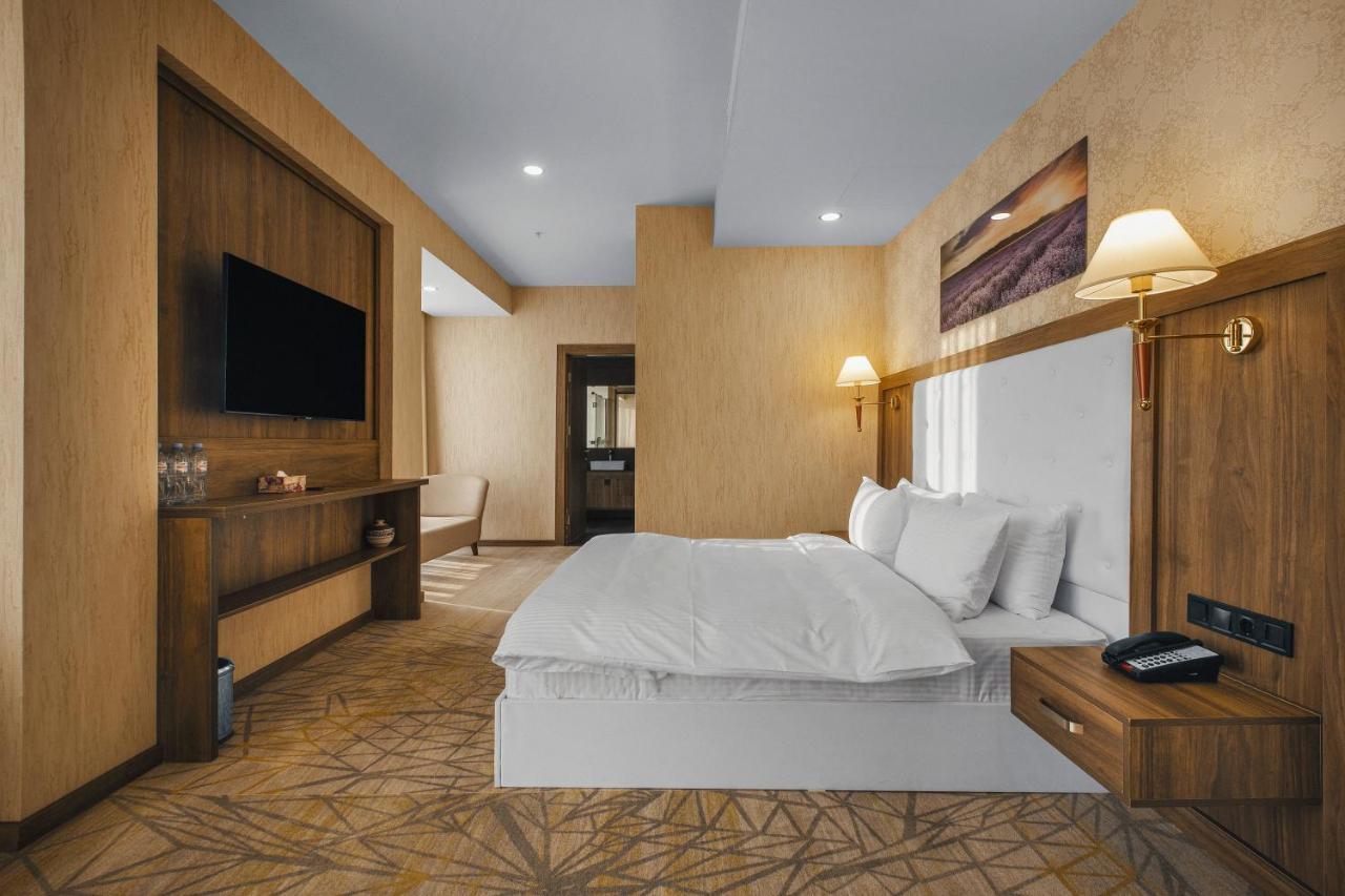 Royal Tulip Hotel & Casino, Tbilisi Bagian luar foto Deluxe Suite