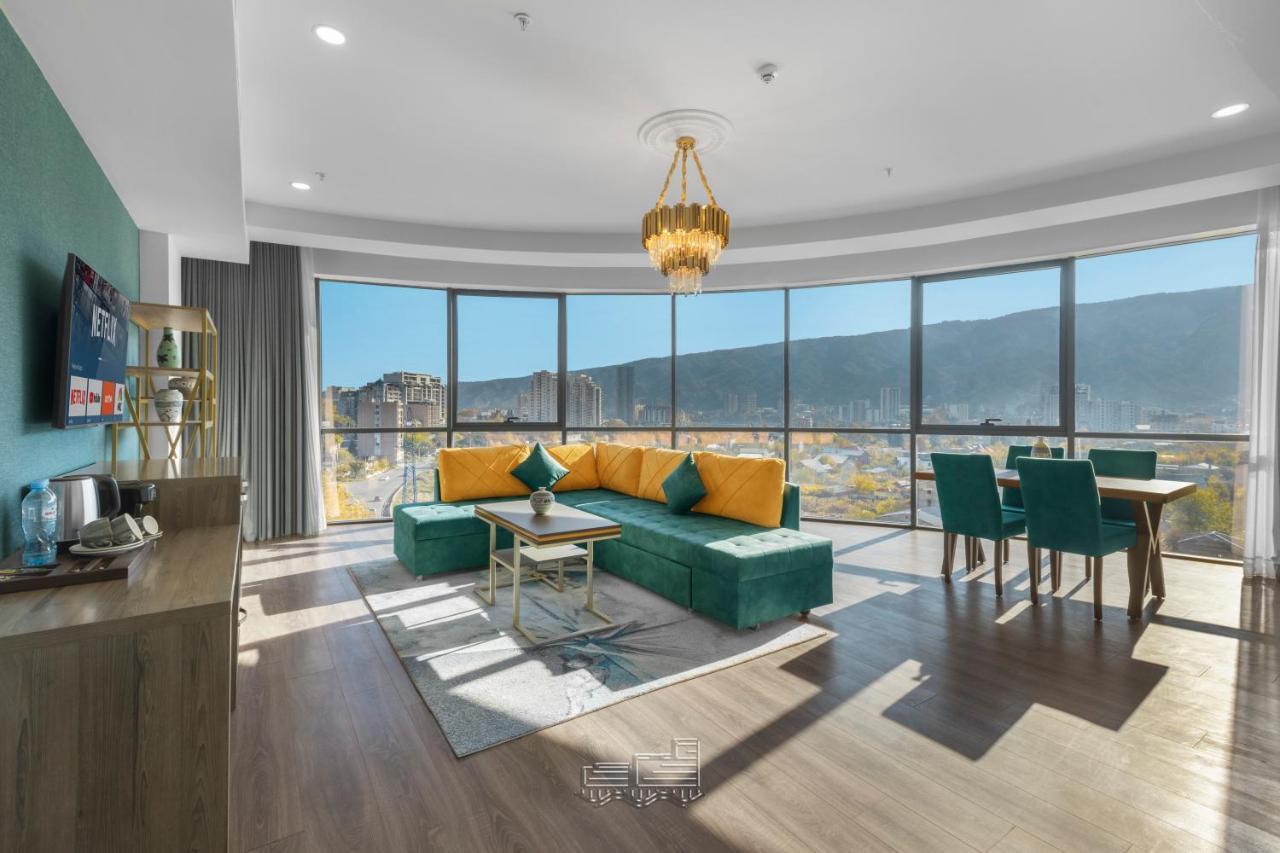 Royal Tulip Hotel & Casino, Tbilisi Bagian luar foto A living room in a modern apartment