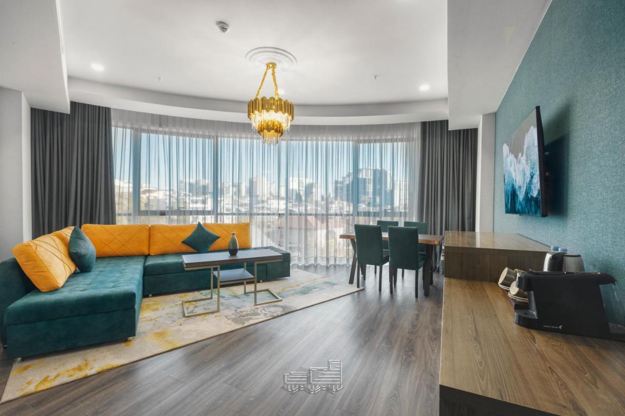 Royal Tulip Hotel & Casino, Tbilisi Bagian luar foto Suite at the hotel