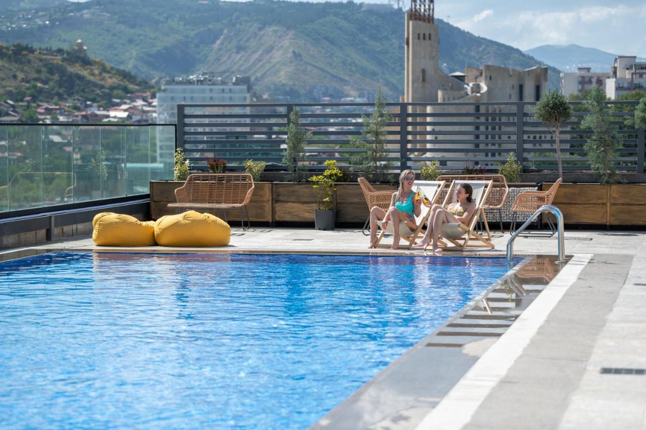 Royal Tulip Hotel & Casino, Tbilisi Bagian luar foto Rooftop pool