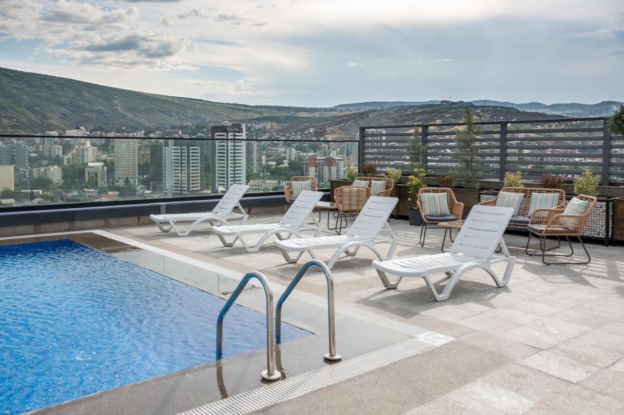 Royal Tulip Hotel & Casino, Tbilisi Bagian luar foto Rooftop pool