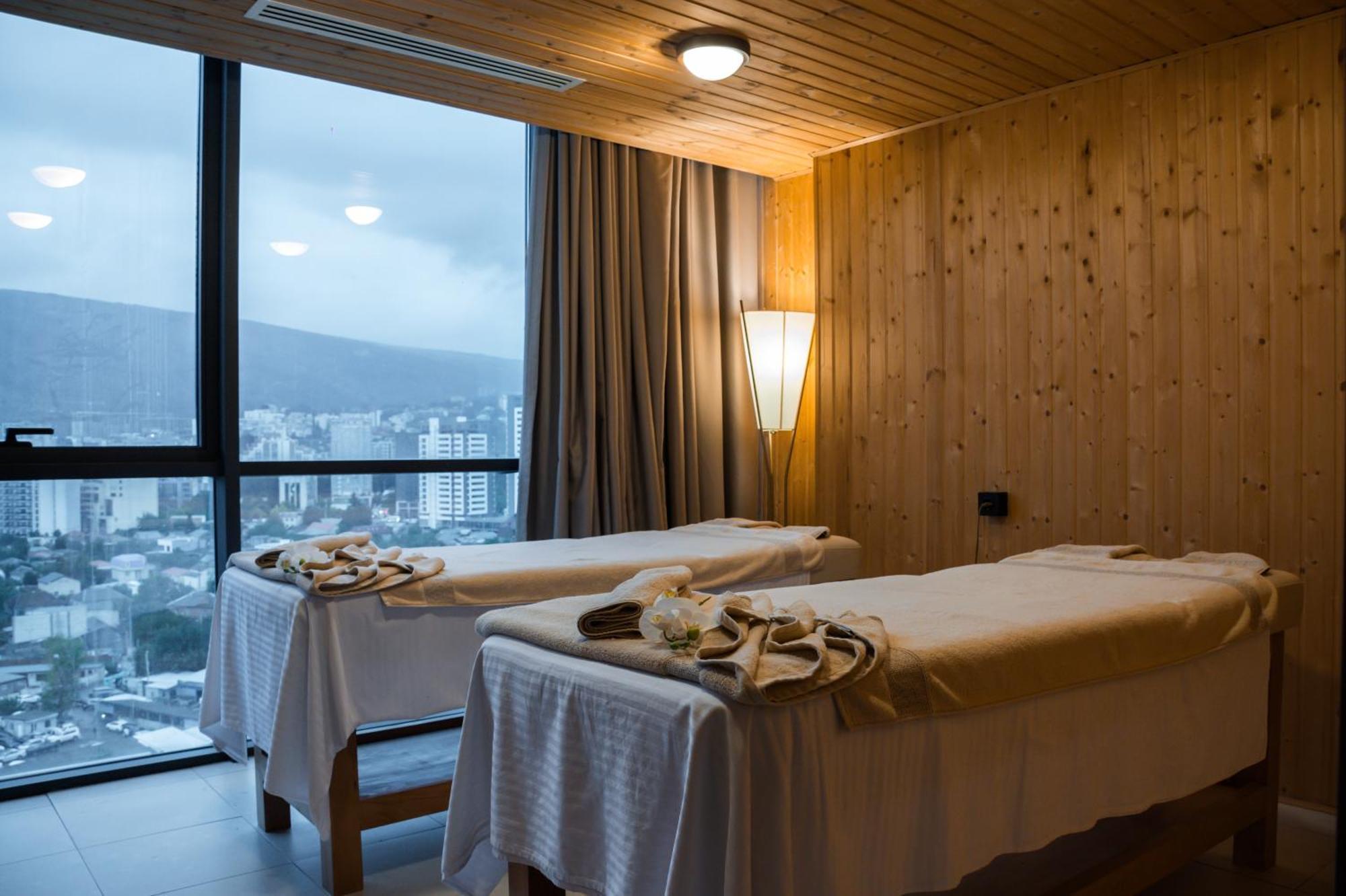 Royal Tulip Hotel & Casino, Tbilisi Bagian luar foto Massage beds